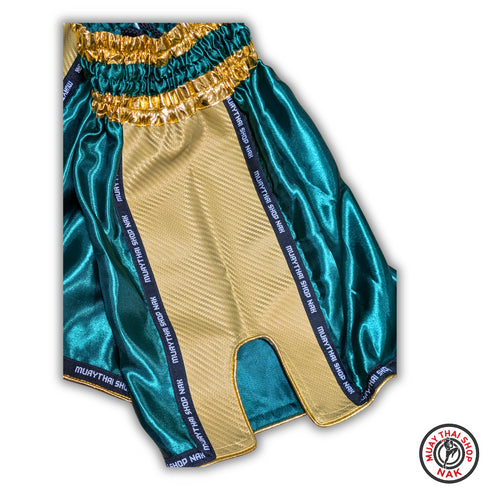 「ムエタイやキックボクシング用オーダーパンツ、ショート丈デザイン、ダークグリーンとゴールドの組み合わせ」