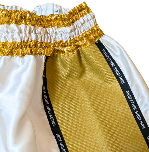 ムエタイショップNAKオリジナルのオーダーキックパンツ(ショート丈)ホワイトxゴールド、刺繍カスタム対応