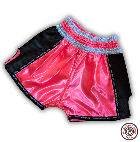 オーダーキックパンツ(ショート丈)ピンクxブラック、サテン生地とSyntheticレザーを使用したカスタムパンツ