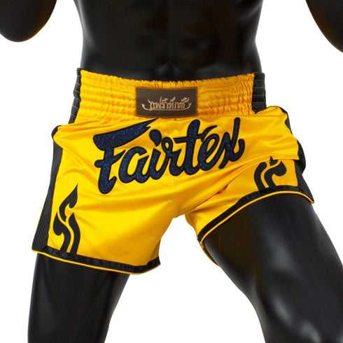 Fairtex BS1701ムエタイパンツ、新しいパイピングとハイスリットを採用