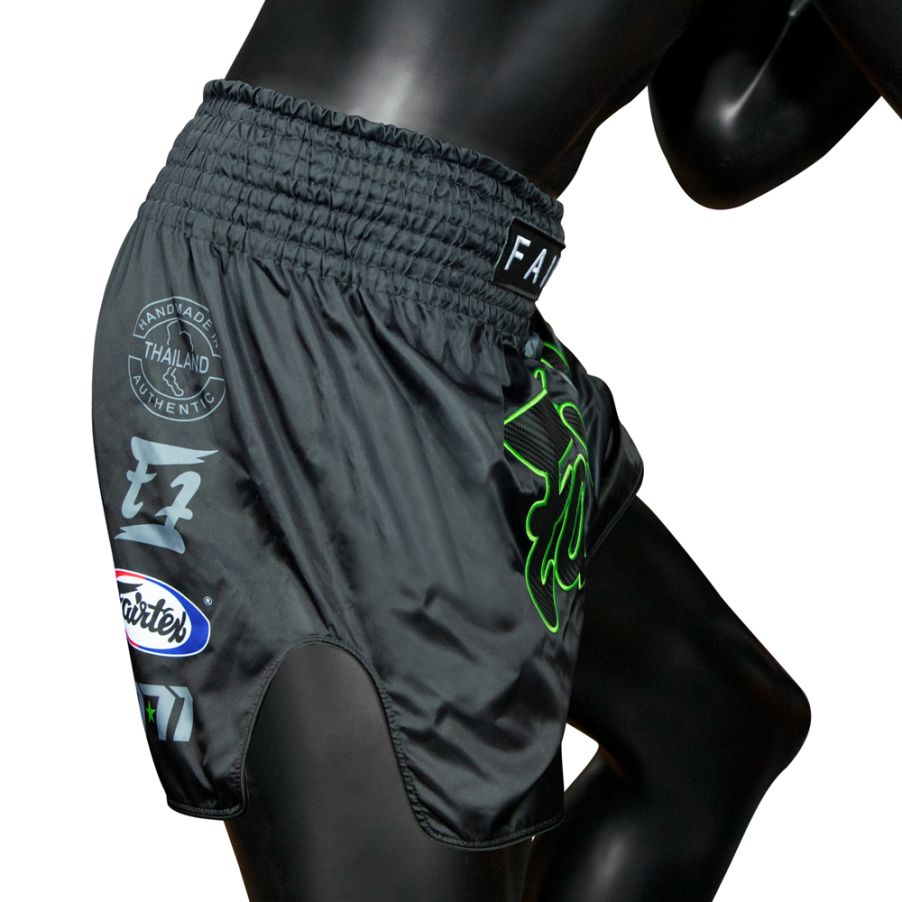 Fairtex BS1924ムエタイ＆キックパンツ、ジップロックパッケージとハンガー付属
