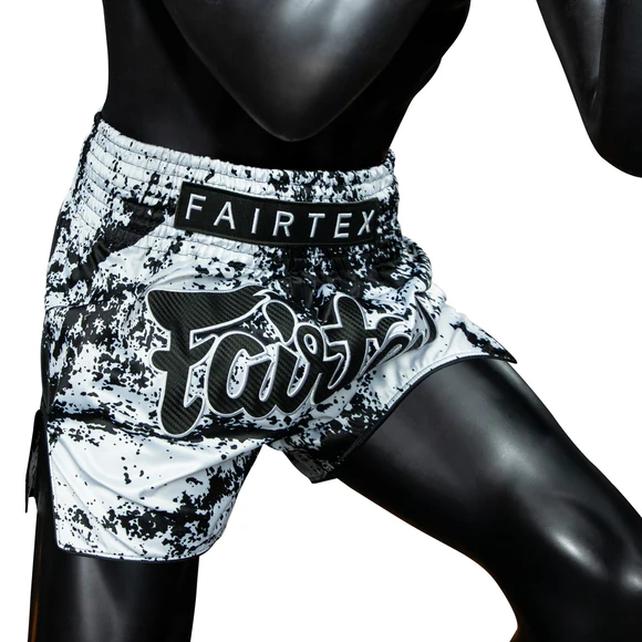 Fairtex BS1948ムエタイ＆キックパンツ、ジップロックパッケージとハンガー付属

