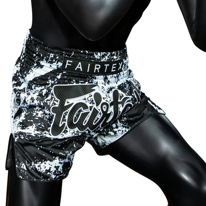 Fairtex BS1949ムエタイ＆キックパンツ、ジップロックパッケージとハンガー付属
