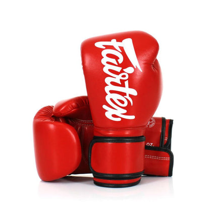 Fairtex BGV14グローブ、レッドカラー、耐久性とフィット感に優れたデザイン
