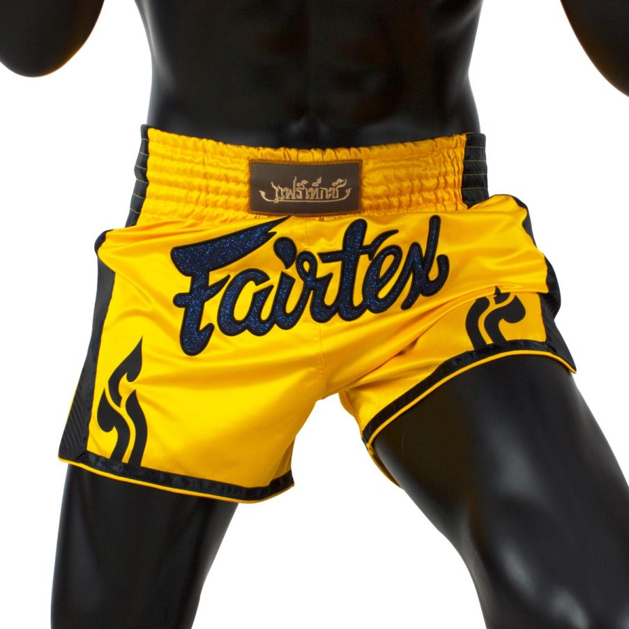Fairtex BS1701ムエタイパンツ、新しいパイピングとハイスリットを採用
