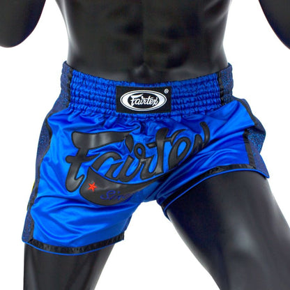 Fairtex BS1702ムエタイパンツ、ハイスリットとスリムカットが特徴
