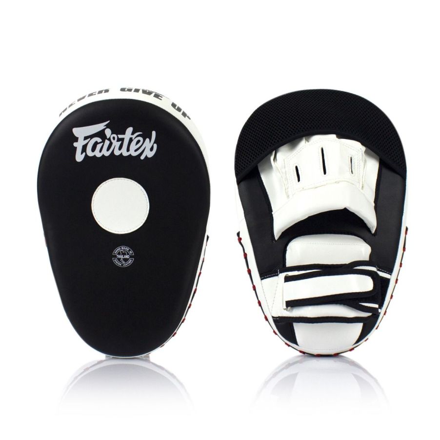 Fairtex FMV13ミット、トレーナーの手にフィットしやすく、手首を保護する設計
