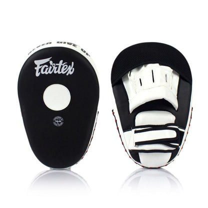 Fairtex FMV13ミット、トレーナーの手にフィットしやすく、手首を保護する設計
